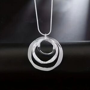 Silver Three Rings Design Pendant Necklace. BRAND NEW!